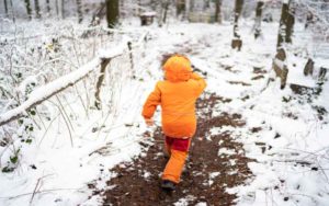Winterkleidung für Waldkindergarten-Kinder: Diese Winter-Ausrüstung brauchst du