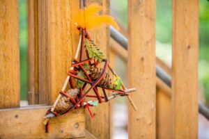 Spielzeug und Kunst im Waldkindergarten