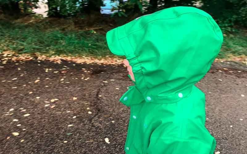 Regenjacke mit Schirm an der Kapuze