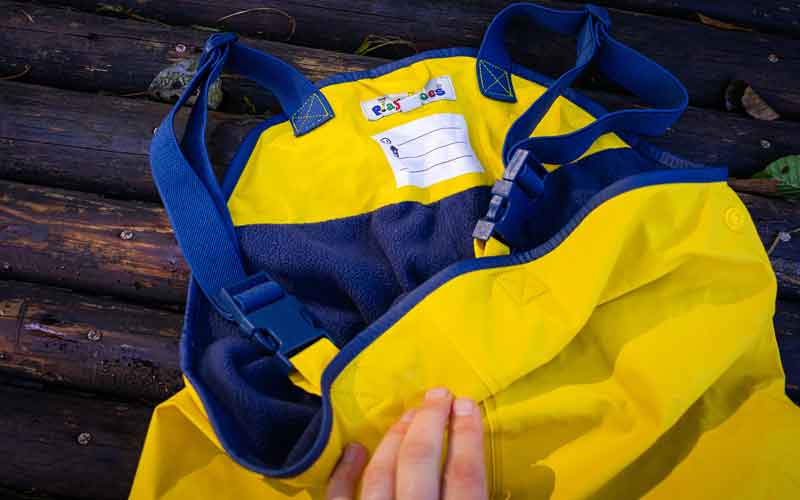 Gelbe, gefütterte Matschhose von Playshoes für den WAldkindergarten